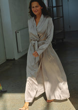 Indlæs billede til gallerivisning The Silk Robe | Silver | Size 2